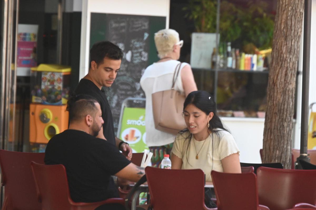 Un camarero joven atiende a los clientes de una terraza en una imagen de archivo.
