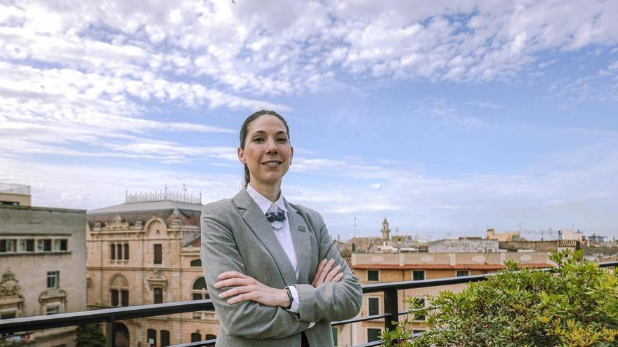 Ana Fuster es la única mujer mallorquina de la nueva promoción de Llaves de Oro de Baleares: "El lujo es comer pan moreno de Búger con sobrassada casera en un velero viendo la Catedral mientras cae el sol"