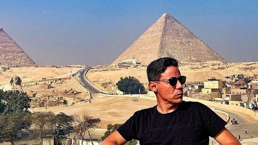 César Sar con las Pirámides de Egipto detrás.