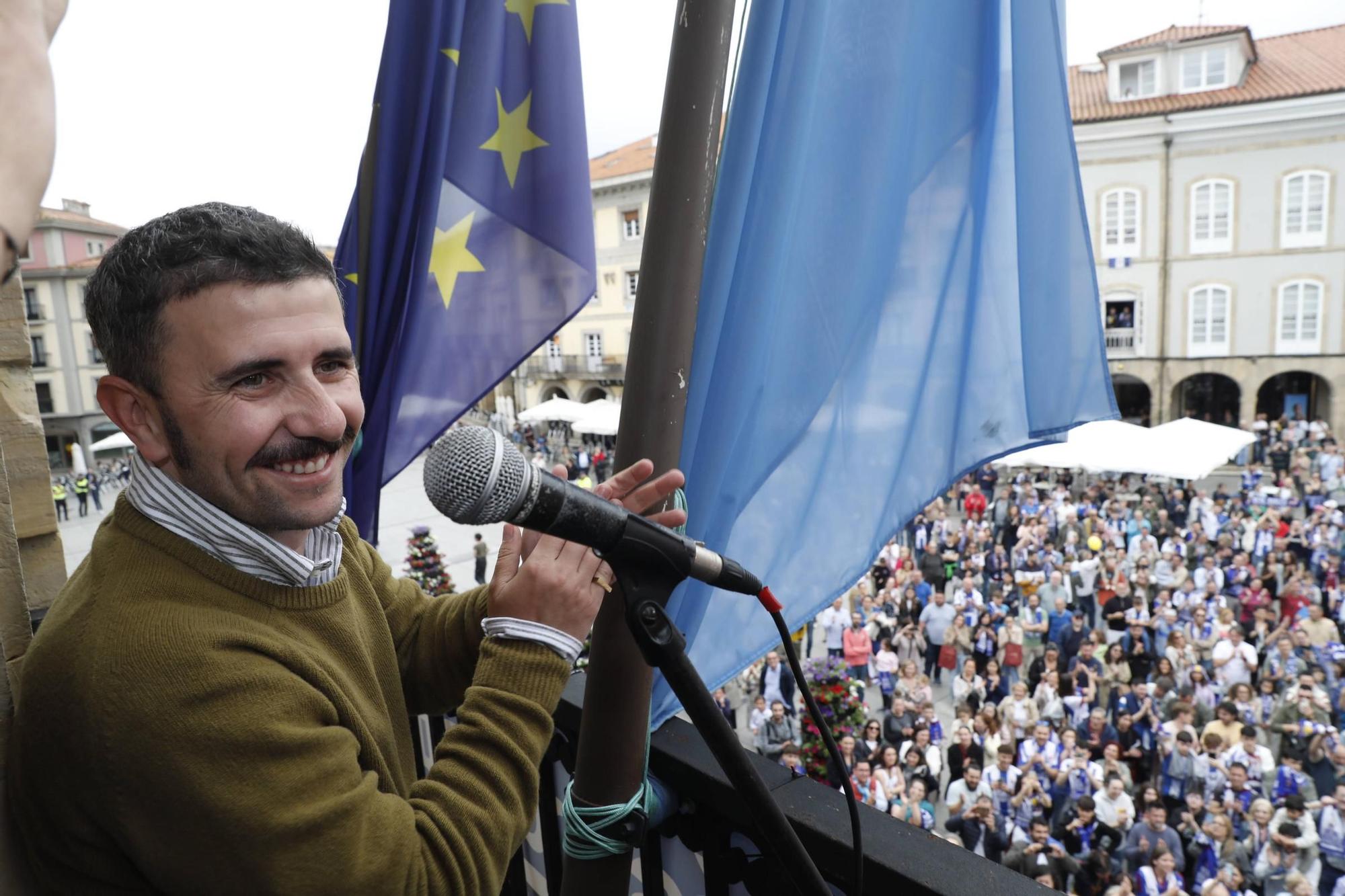 EN IMÁGENES: Así fue el recibimiento de los jugadores del Real Avilés en el Ayuntamiento
