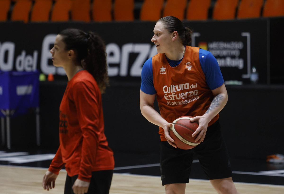 Alina Iagupova, en un entrenamiento del Valencia Basket en La Fonteta