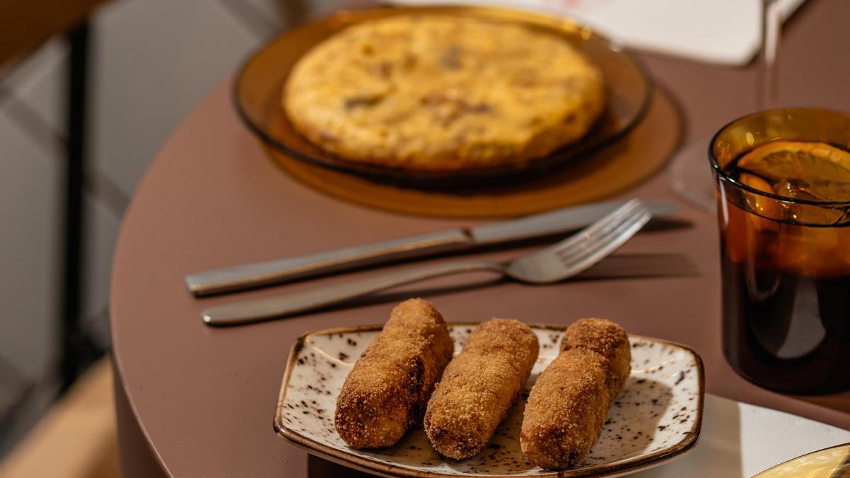 Croquetas y tortilla de Colmado Carpanta.