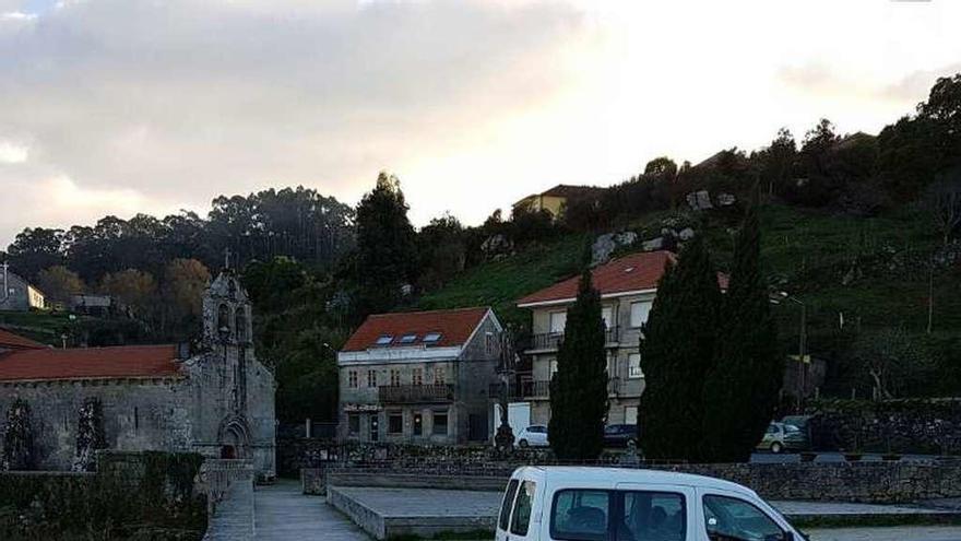 Aparcamiento en el atrio de la iglesia parroquial. // Santos Álvarez