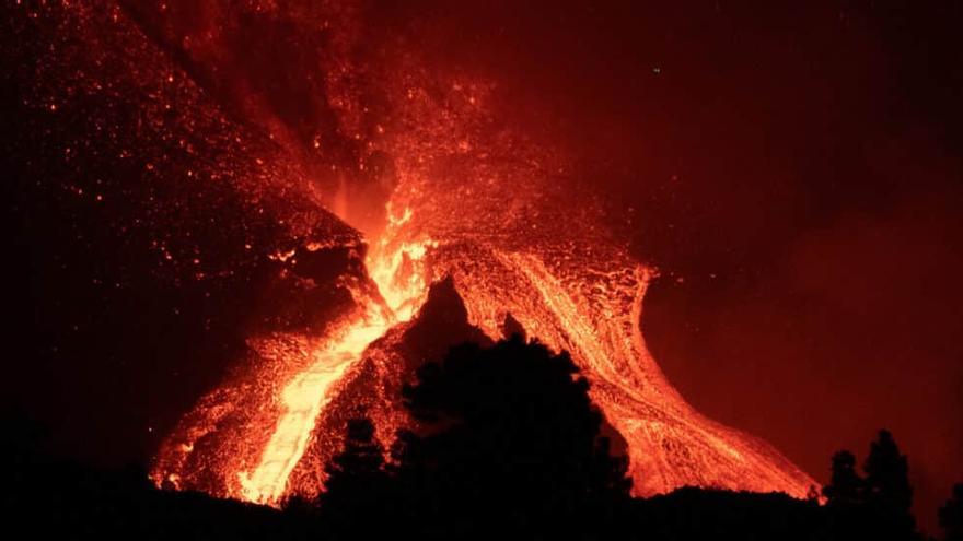 Diez minutos sin apartar la mirada por el volcán de La Palma