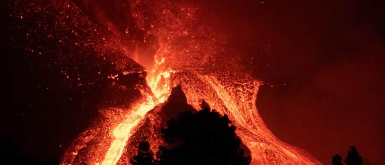 Diez minutos sin apartar la mirada por el volcán de La Palma