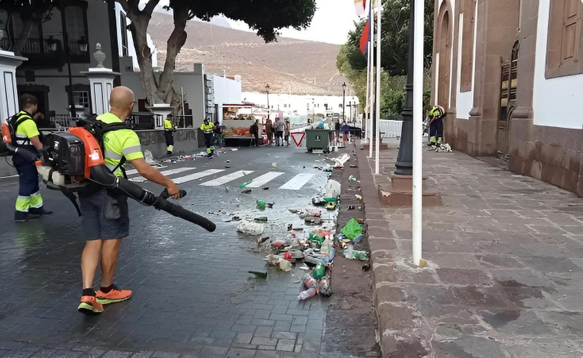 Personal de la empresa Ayagaures limpia las calles del casco Agaete tras unas fiestas.