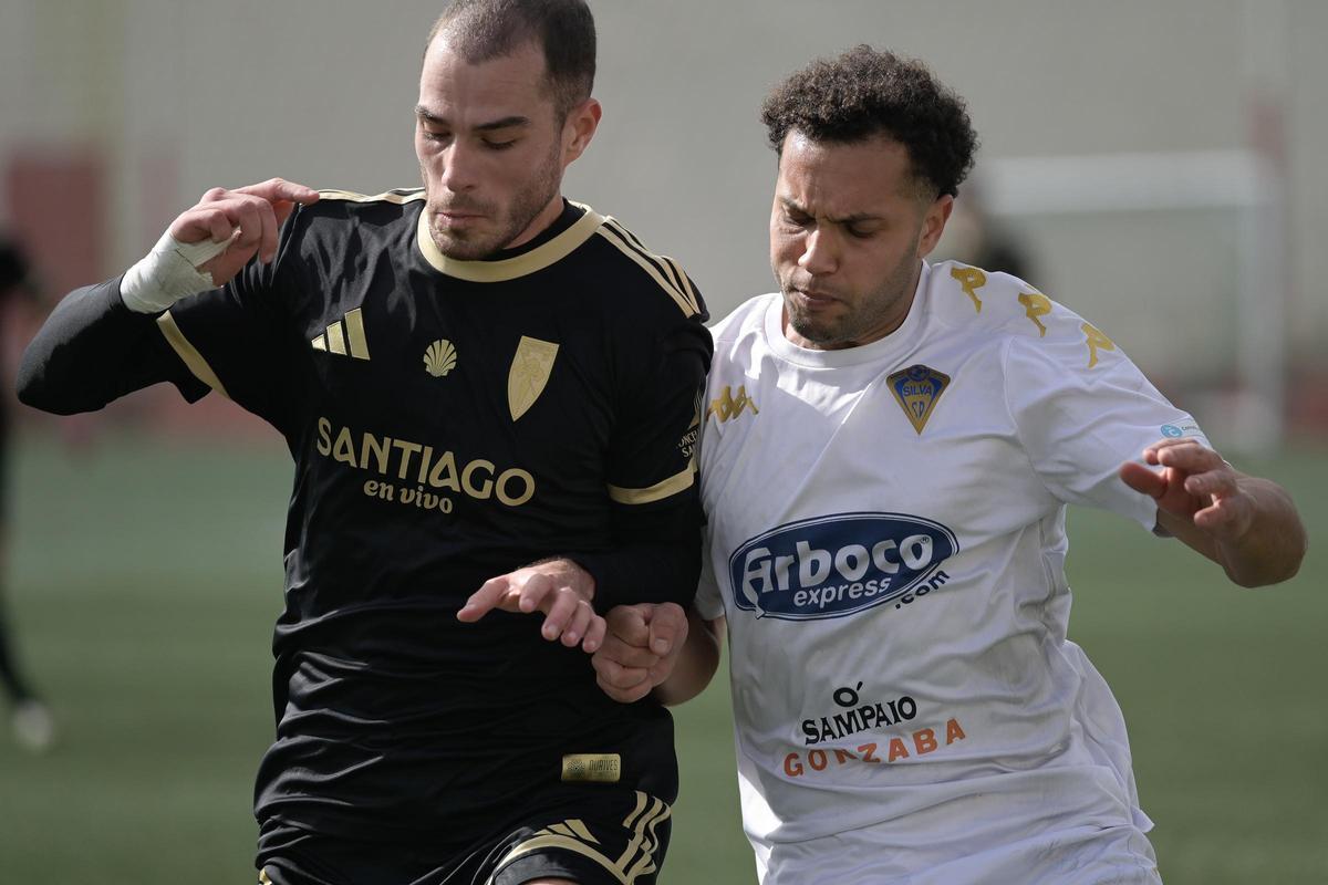 Jorge Maceira pugna con el defensor del Silva.