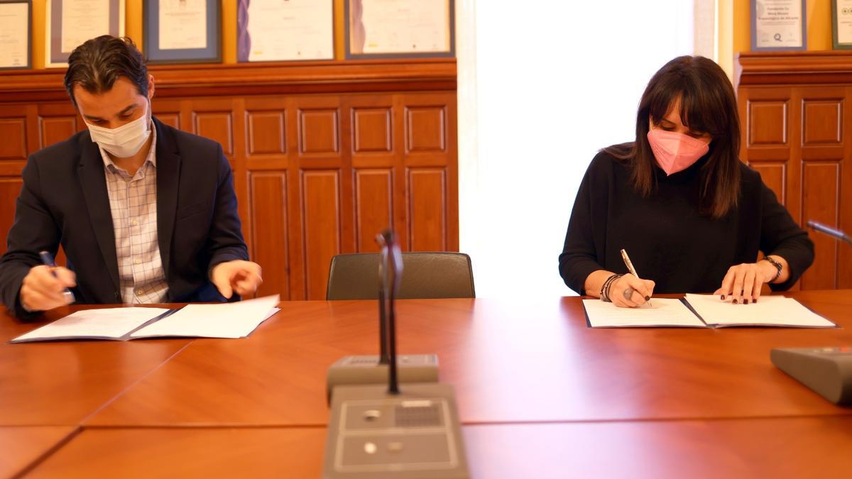Imagen de la firma del convenio entre los diputados provinciales Eduardo Dolón y Julia Parra