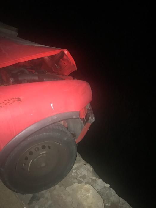 Un coche, a punto de caer a la playa en el Paseo Costa Canaria