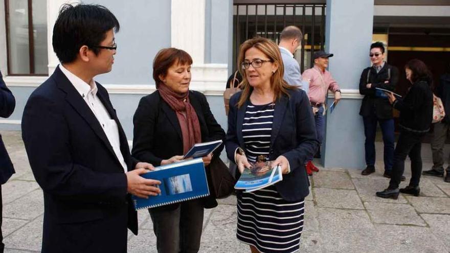 Martín Pozo con la secretaria de la Asociación Hispanojaponesa y el consejero de la embajada de Japón, en el Ramos. Foto