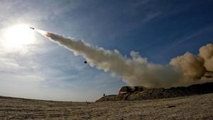 Foto del lanzamiento de un misil difundida por el ejército de Irán el 19 de enero.
