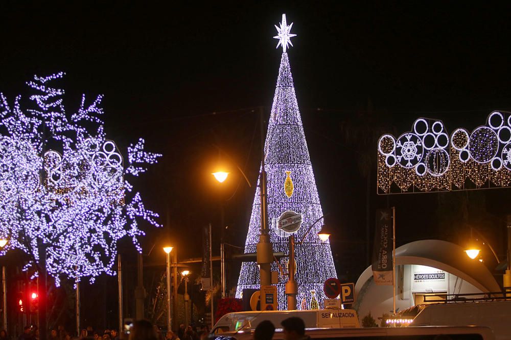 Un espectáculo de luz y sonido, actuaciones infantiles y un concierto de Siempre Así han dado la bienvenida a las fiestas en un Centro de Málaga que estrenaba luces en algunas calles.