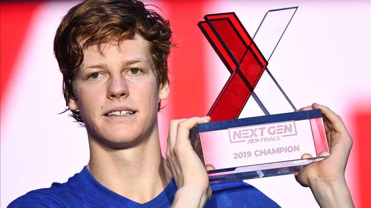 Sinner mostrando su título