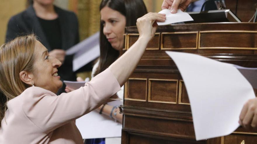 La nova presidenta del Congrés, Ana Pastor, en el moment de votar.