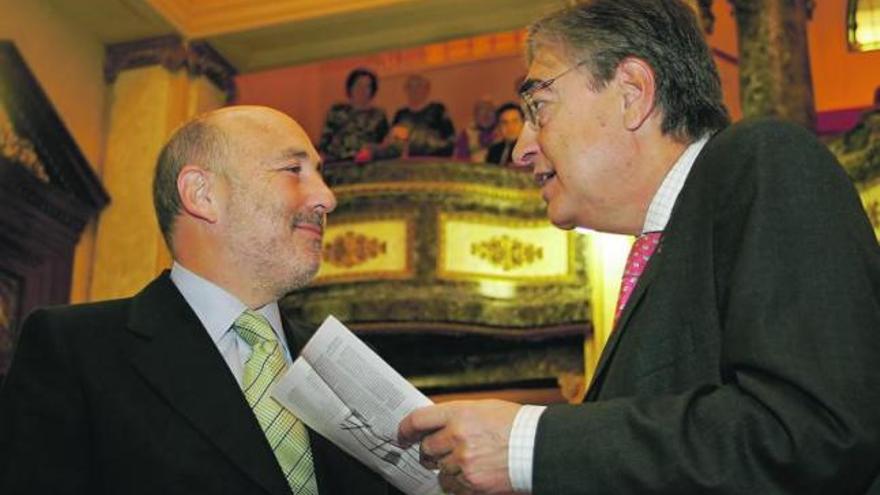 Javier Losada y Salvador Fernández Moreda, ayer, antes de los plenos, con el público al fondo. / eduardo vicente