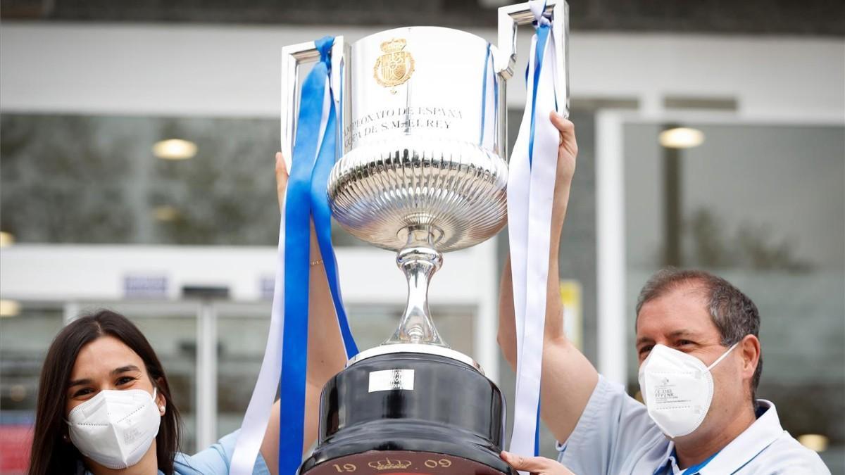 Dos sanitarios posan durante una visita de una representación de la Real Sociedad al Hospital de Donostia para hacer una entrega simbólica de la Copa del Rey