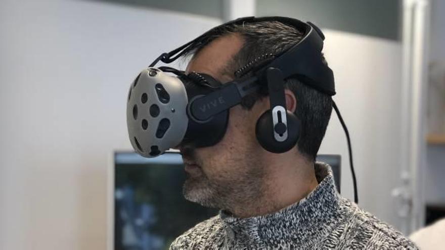 Un agente experimentando con la realidad virtual.