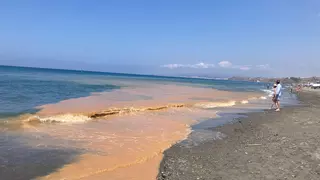Las obras a pie de playa en El Morche tiñen el mar de barro
