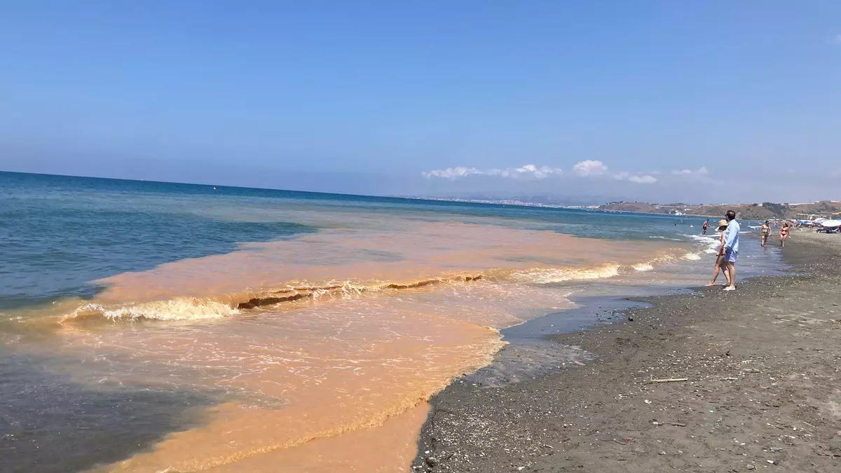 Las obras a pie de playa en El Morche tiñen el mar de barro