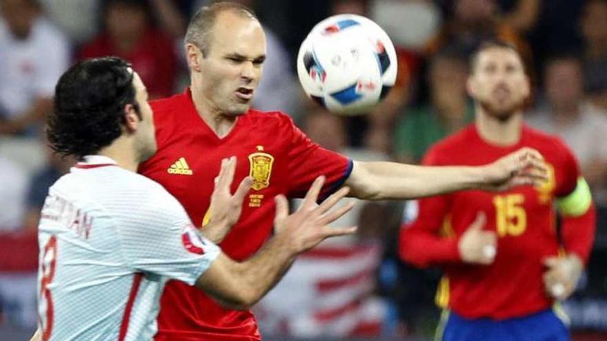 Iniesta intenta controlar el balón en el partido de ayer ante Turquía.