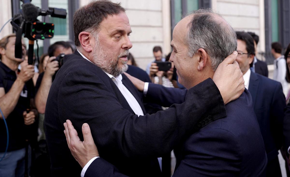 Oriol Junqueras y Jordi Turull se abrazan en el patio del Congreso al finalizar el pleno.