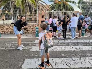 Nubes, abrazos y sonrisas en la vuelta al colegio en Formentera