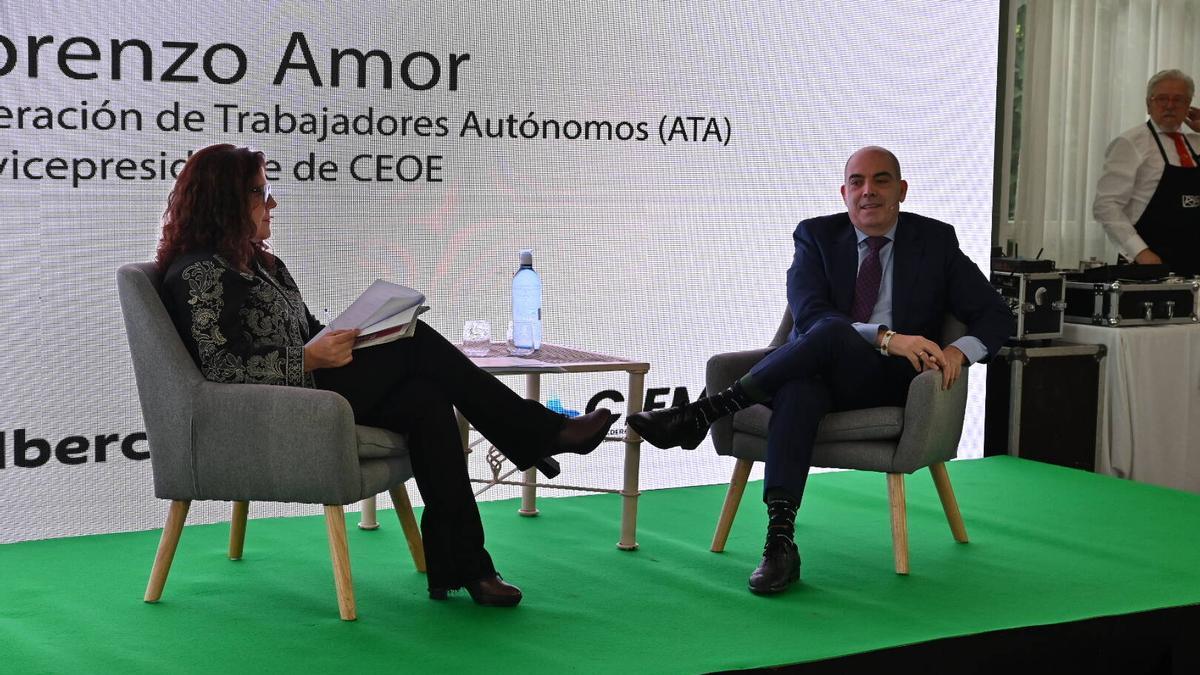 Lorenzo Amor habla sobre las trabas administrativas a los autónomos, esta mañana, junto a la directora de La Crónica de Badajoz, Ascensión Romasanta, en el Hotel Río.