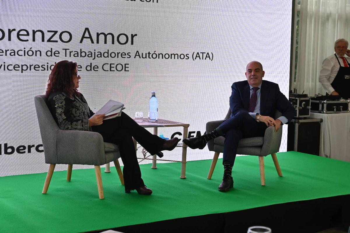Lorenzo Amor habla sobre las trabas administrativas a los autónomos, esta mañana, junto a la directora de La Crónica de Badajoz, Ascensión Romasanta, en el Hotel Río.