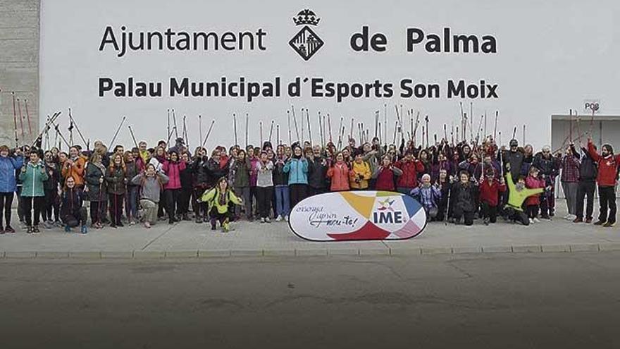 Un centenar de personas participan en Nordic Walking