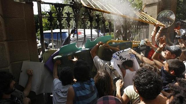 Concentración de protesta en el Parc de la Ciutadella, ante el Parlament, en junio del 2011.
