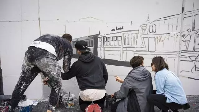Art, memòria i comunitat s’uneixen a Balsareny: Com és el nou mural de 47 metres dedicat a la història ferroviària?
