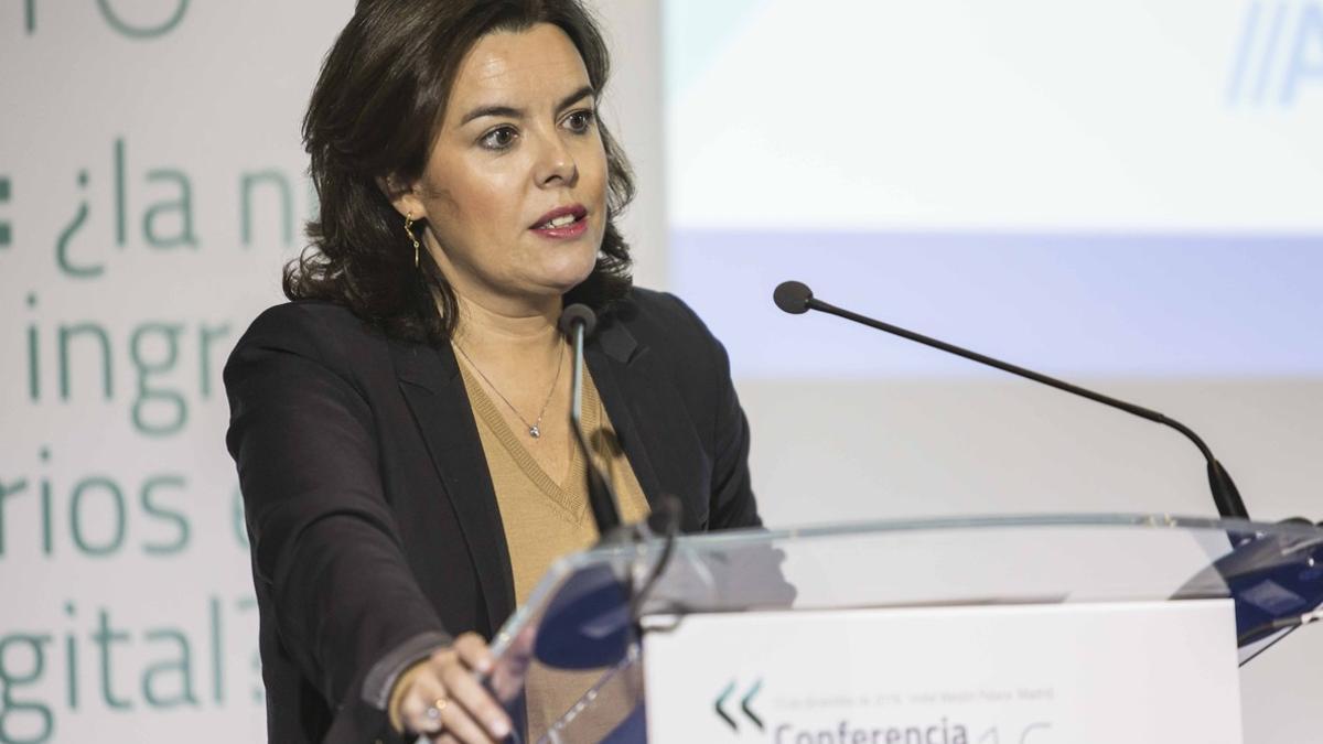 Soraya Sáenz de Santamaría en la conferencia anual de la AEDE.