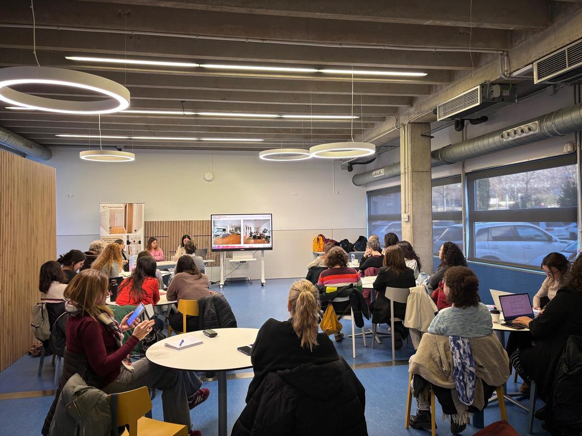 Anna Carranza, Victoria Corrales i Anna Malet fent una formació a professionals a la FUB, divendres passat