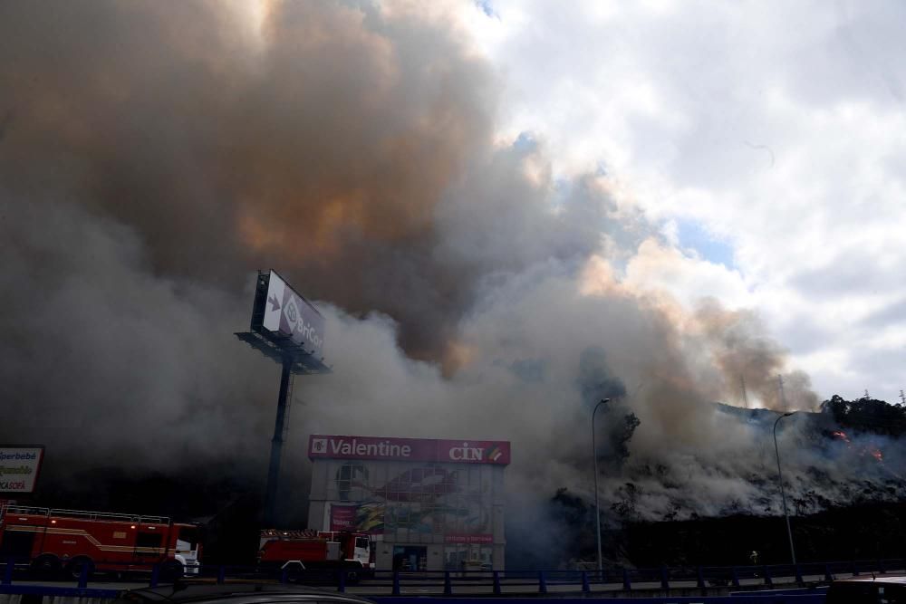 Más imágenes del incendio en As Rañas