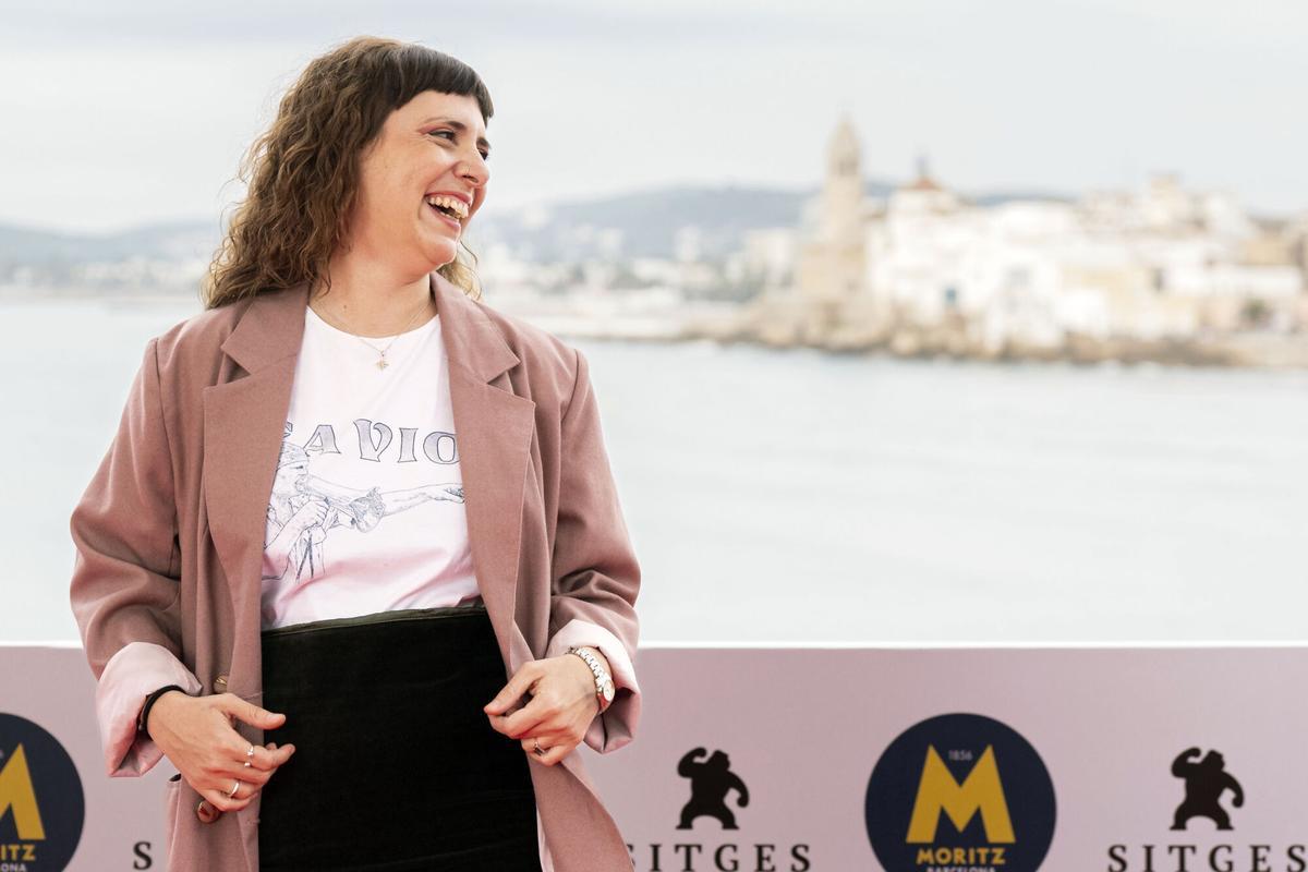 GRAFCAT3038. SITGES (BARCELONA), 10/10/2025.- La cineasta argentina Laura Casabé posa para la prensa gráfica durante la presentación en la sección competitiva del Festival de Cine Fantástico de Sitges su última película, 'La virgen de la tosquera', primera adaptación al cine de la obra literaria de Mariana Enríquez, en su estreno europeo. EFE/Siu Wu