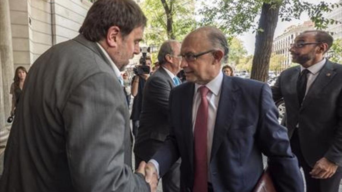 Oriol Junqueras y Cristóbal Montoro se salidan a la puerta de Foment del Treball.