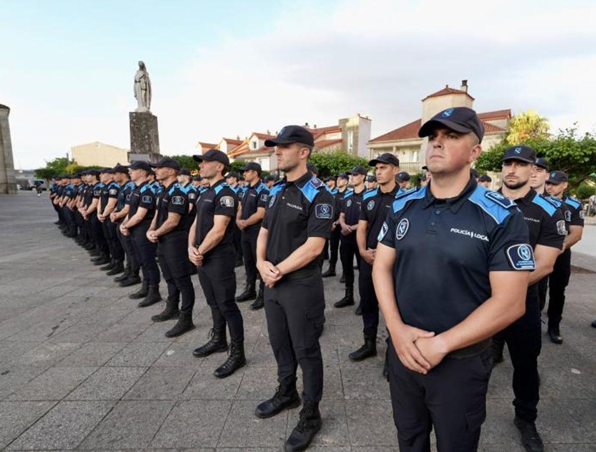 Alumnos de la Agasp ante
la iglesia parroquial. | BERNABÉ