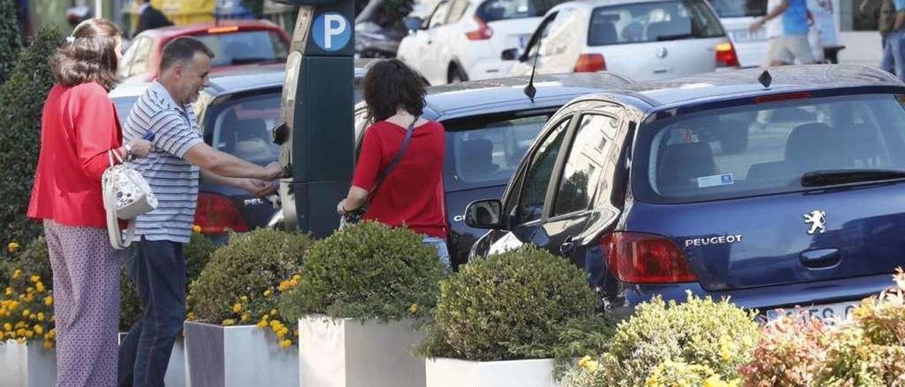 Usuarios del servicio de estacionamiento en zona azul en el centro de la ciudad. // José Lores