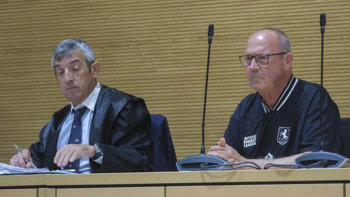 El acusado Manuel Esteban Montoro al arranque del juicio junto a su abogado.