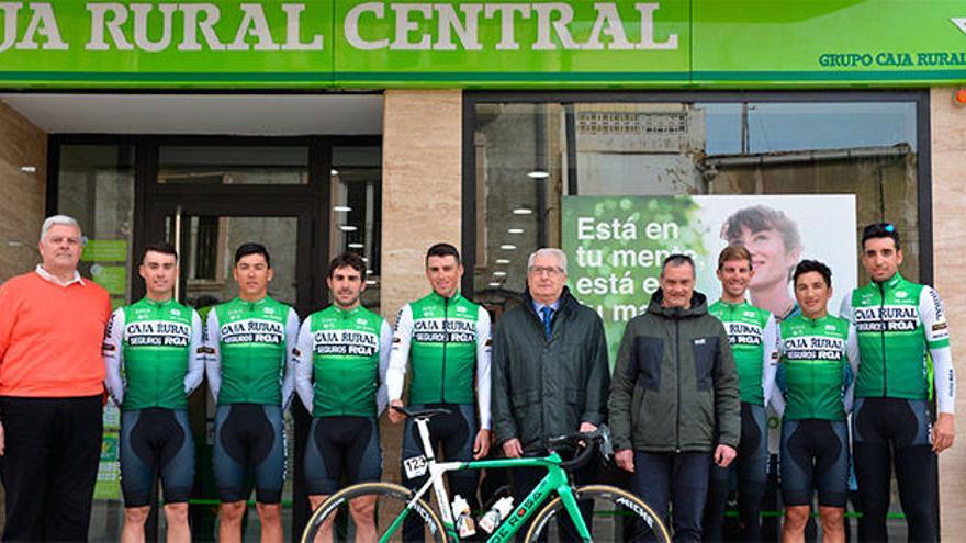 El Team Caja Rural-Seguros RGA visita en Orihuela la sede de Caja Rural Central