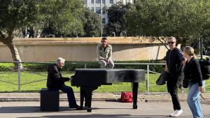Valentín, rumano, abuelo y melómano, toca el piano en la plaza de Catalunya.