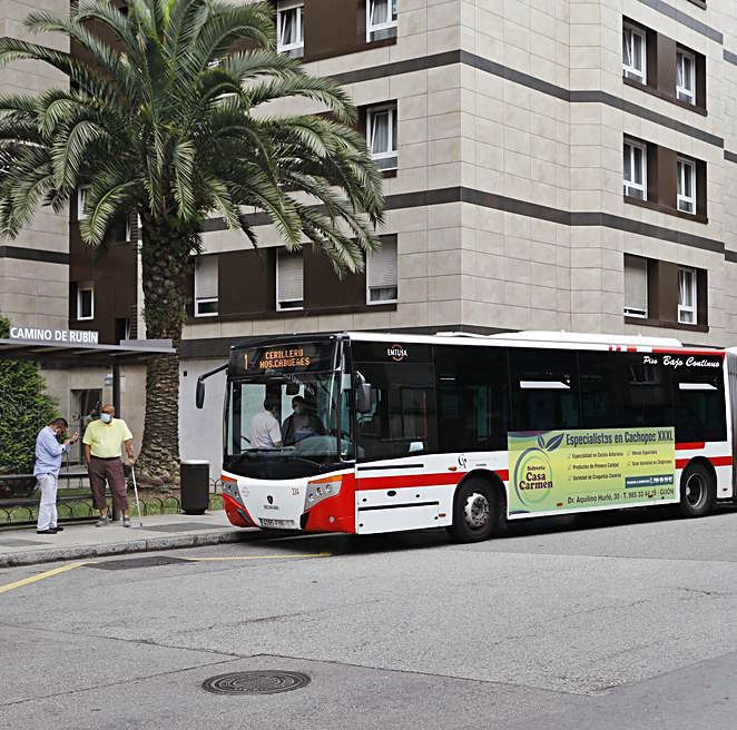 El autobús, en la cabecera de Camino de Rubín.