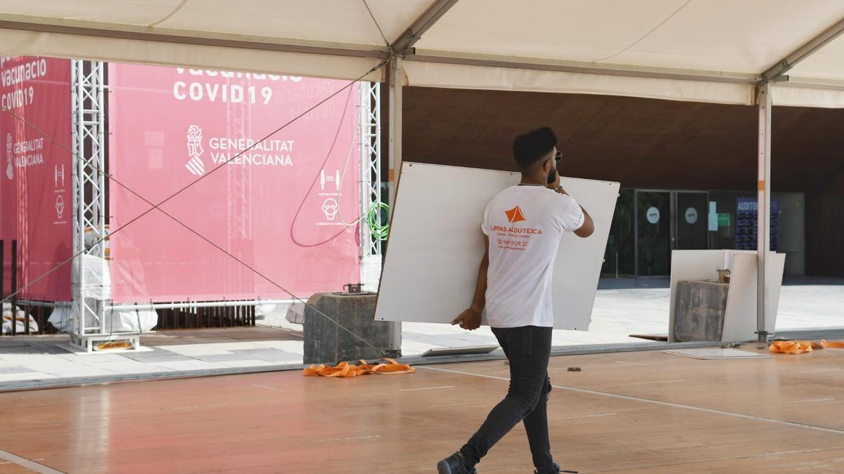 Desmontaje del punto de vacunación en el Auditori de Castelló