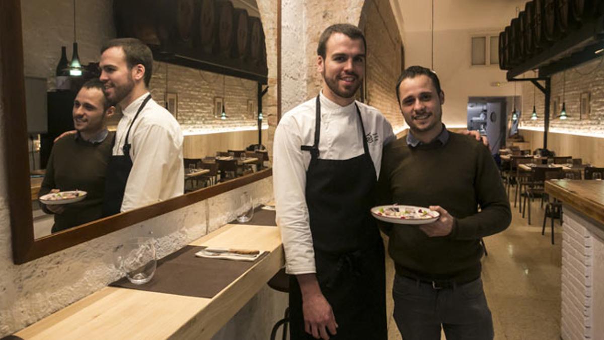 Oriol Casals y Teo Rubio, de Teòric, explican la caballa con hortalizas encurtidas.