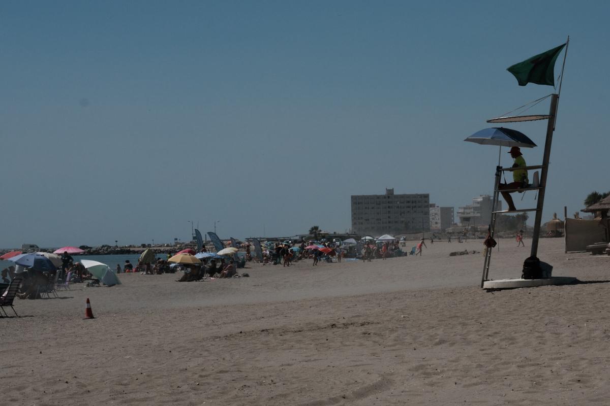28-08-25, Málaga, Playa de la misericordia. Asistencia al baño en las playas. (Fotografía: Gregorio Marrero)