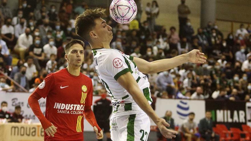 Ricardo Mayor, del Córdoba Futsal, controla el balón ante el Industrias Santa Coloma en Vista Alegre.