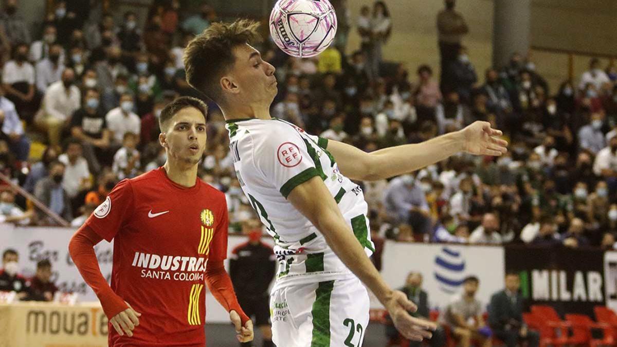 Ricardo Mayor, del Córdoba Futsal, controla el balón ante el Industrias Santa Coloma en Vista Alegre.