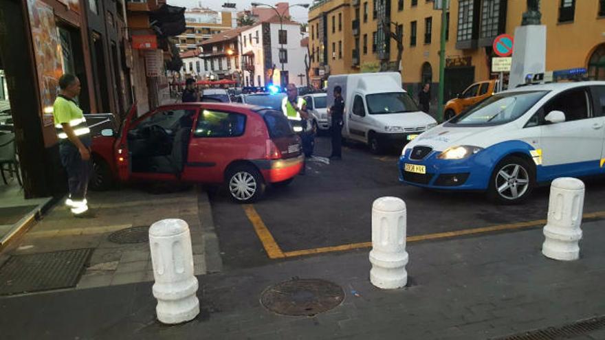 Un conductor bebido y drogado huye a alta velocidad por zonas peatonales