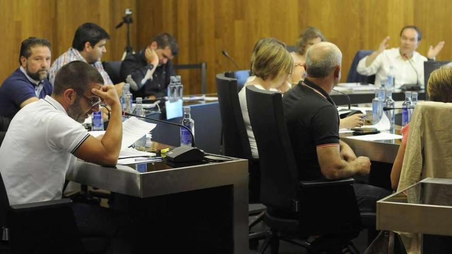 Francisco Vilariño y Miguel Medela, en primer término, con José Crespo al fondo, durante el pleno de ayer. // Bernabé/Javier Lalín