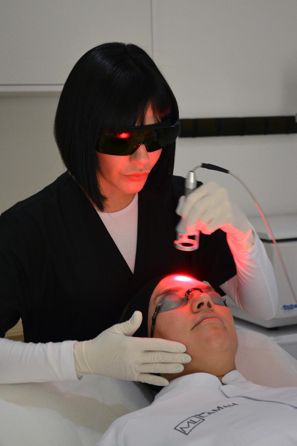 Tratamiento de terapia facial con láser realizado por la doctora Mery Lamah.